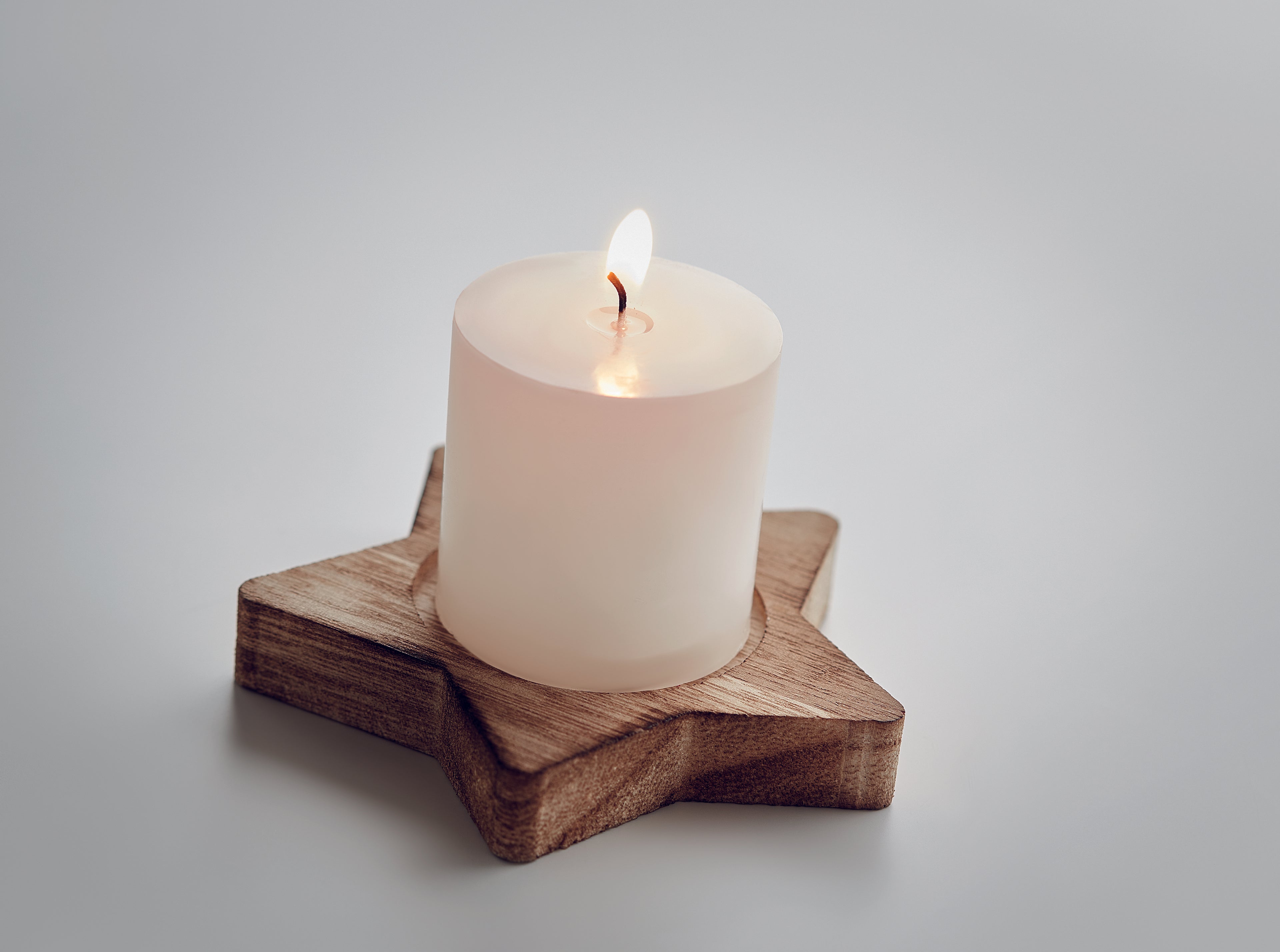 Lumânare cu bază stea din lemn