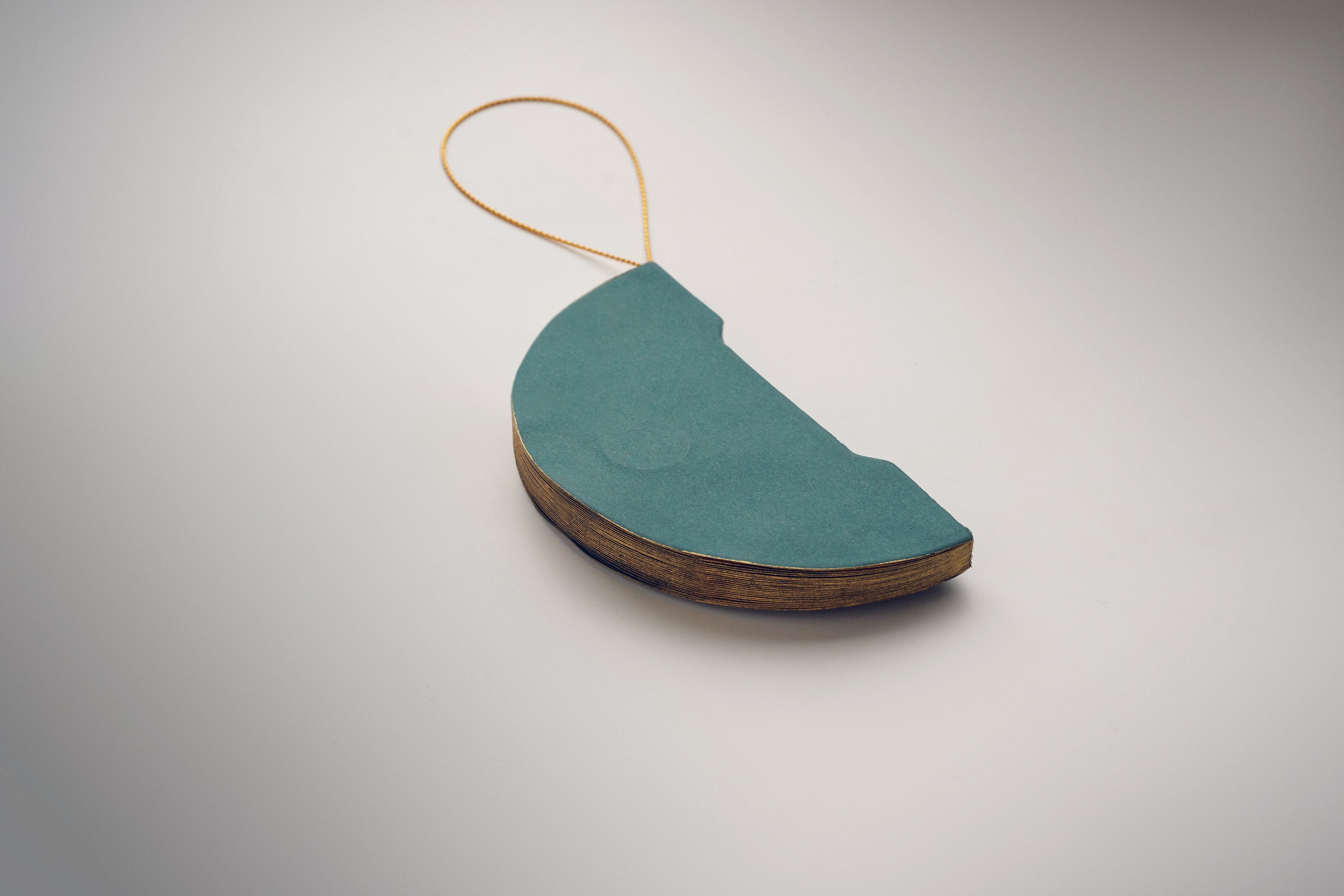 Hanger pliabil de hârtie