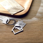 Breloc metalic in formă casă