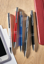 Pix cu buton cu mină neagră.