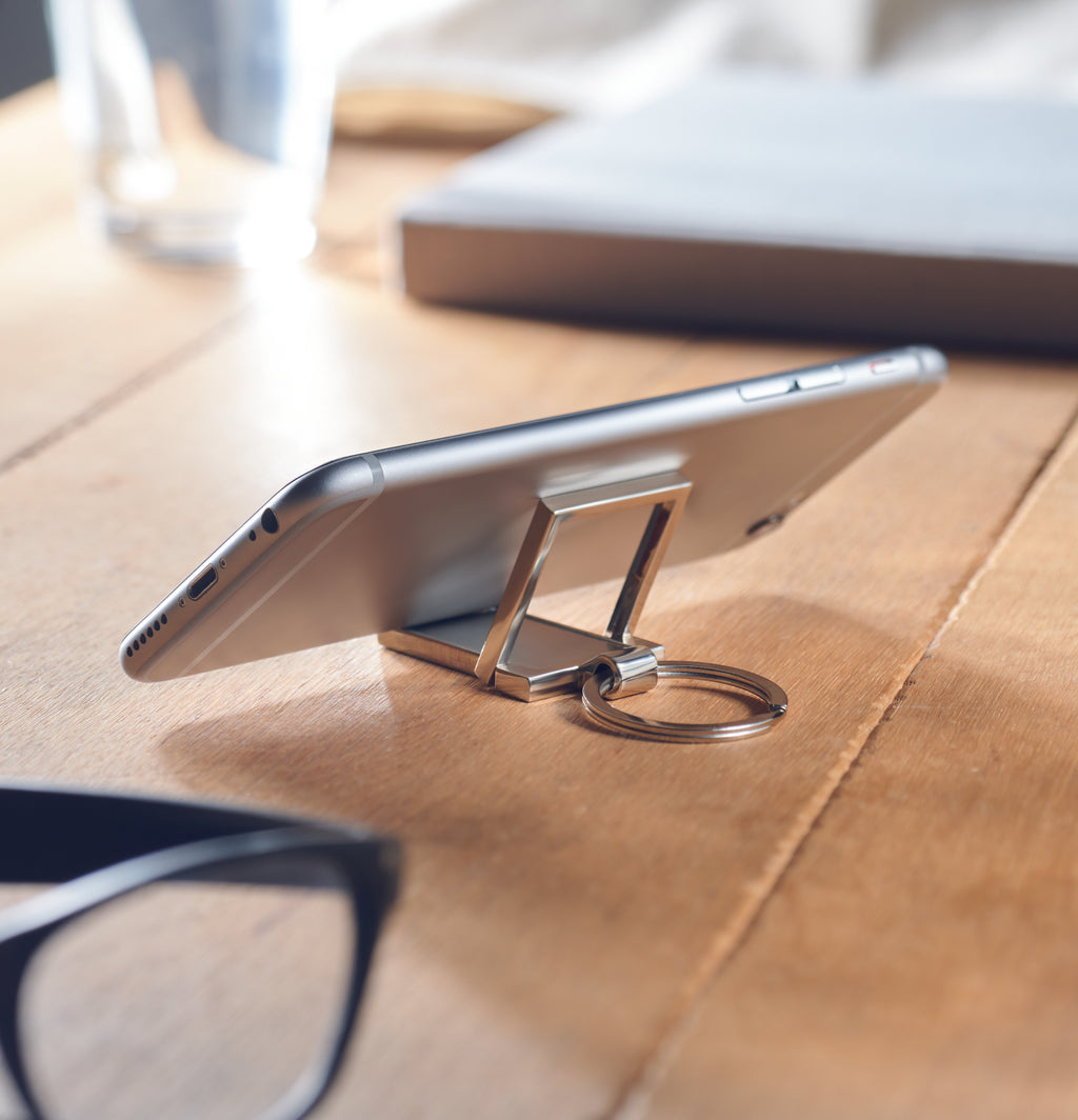 Breloc metalic cu suport tel