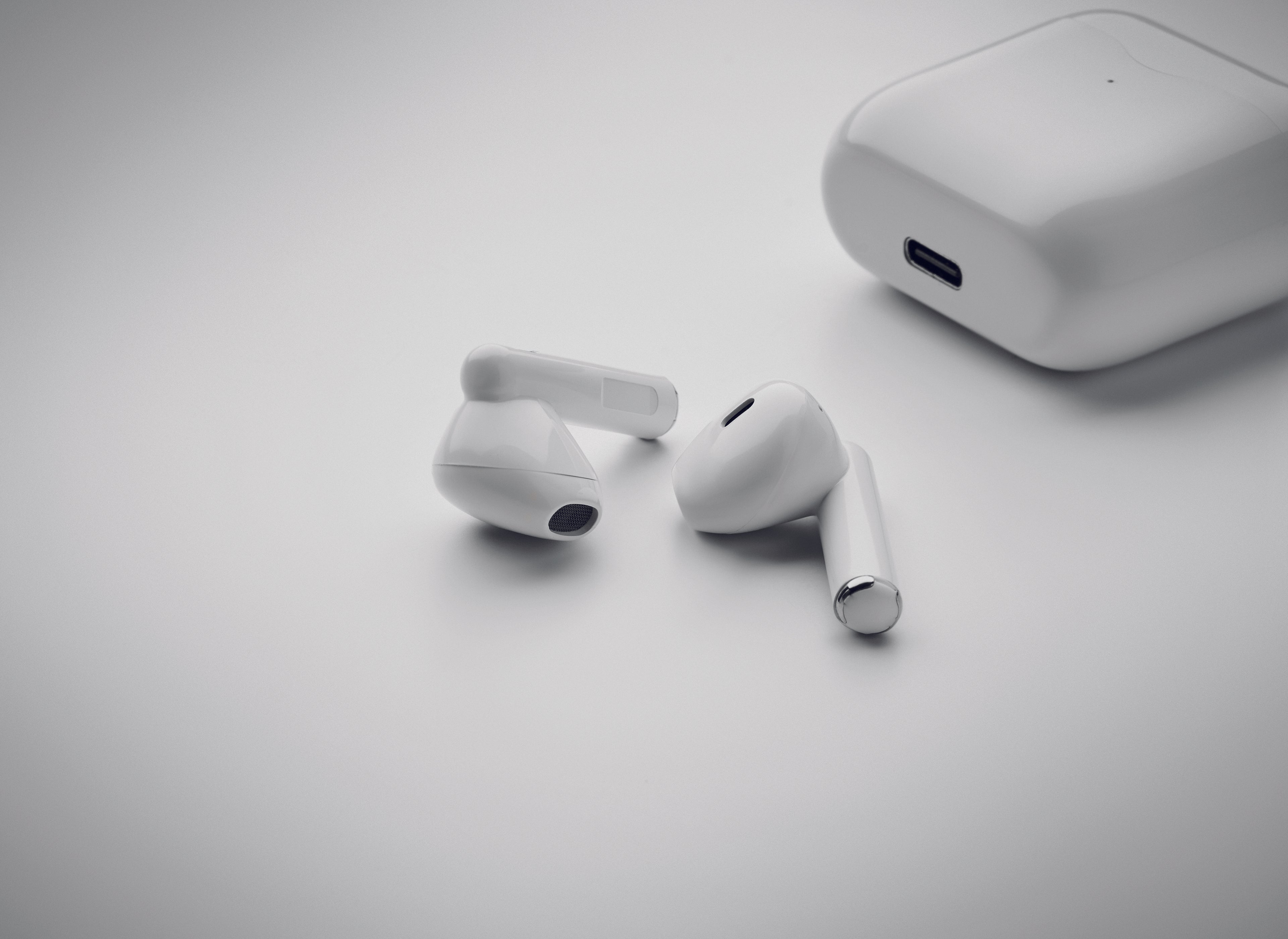 Căști TWS cu bază de încărcare