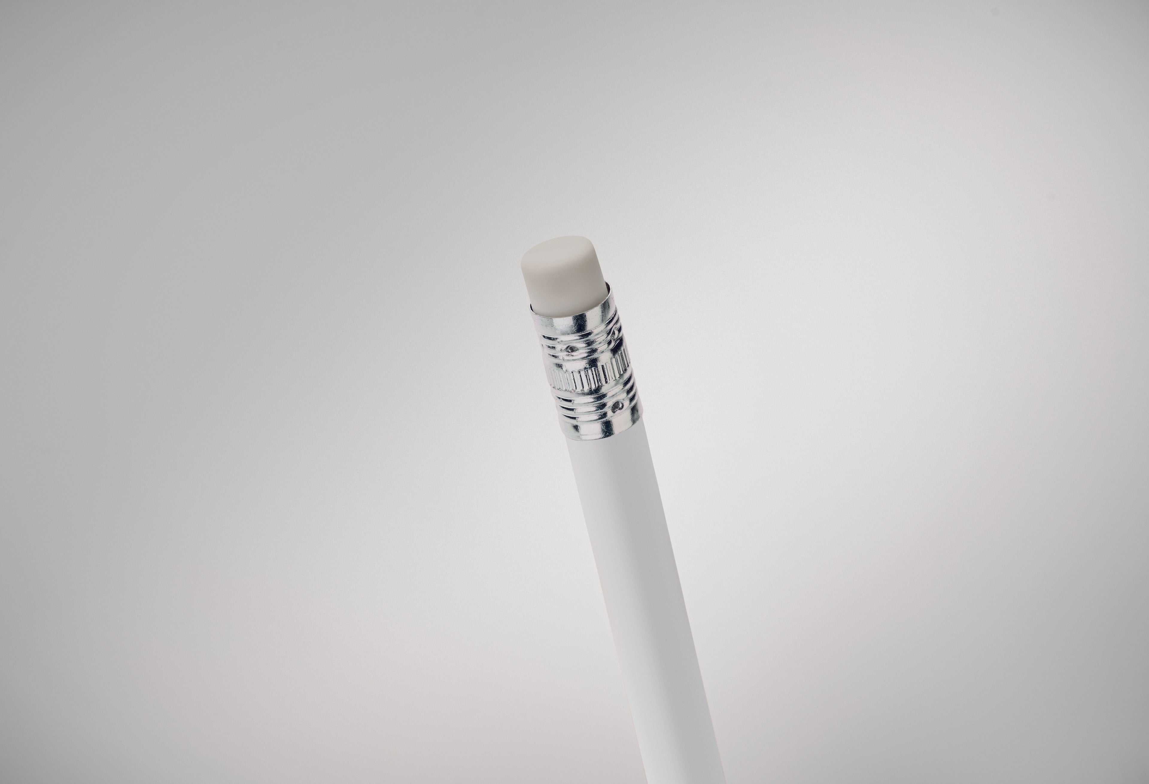 Creion natural cu gumă de șters