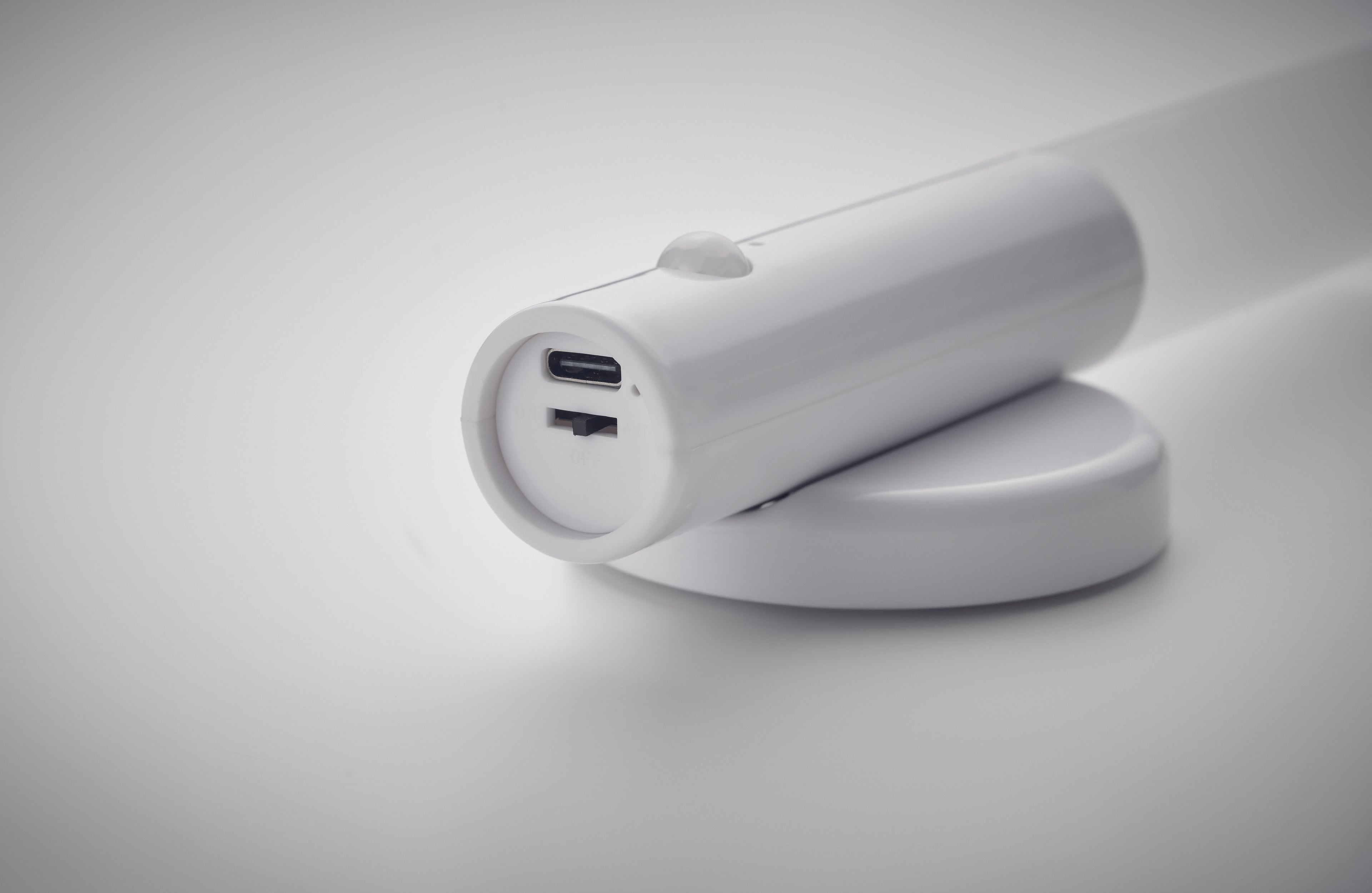 Lumină reîncărcabilă și senzor