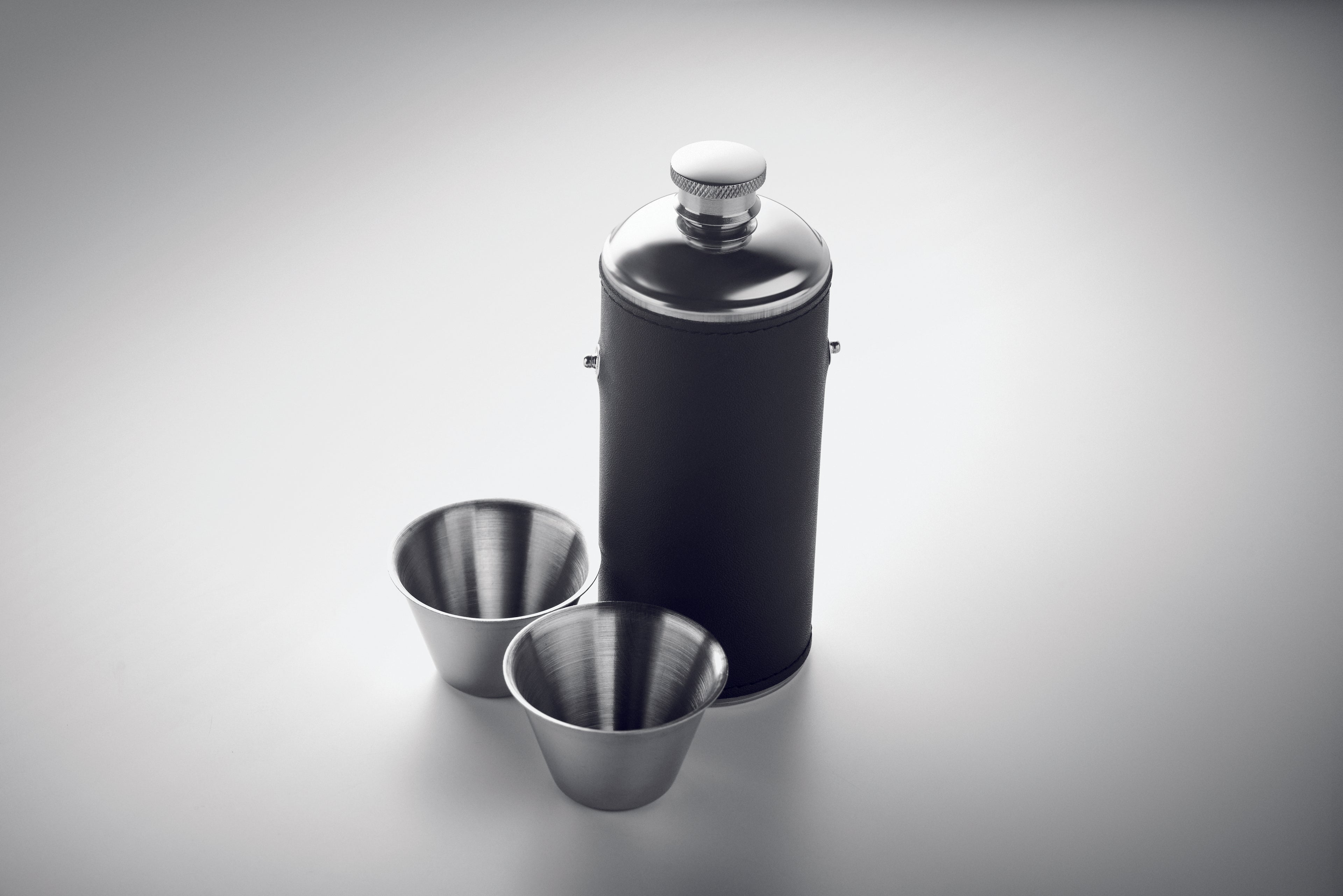 Butelcă cu pahare de shot