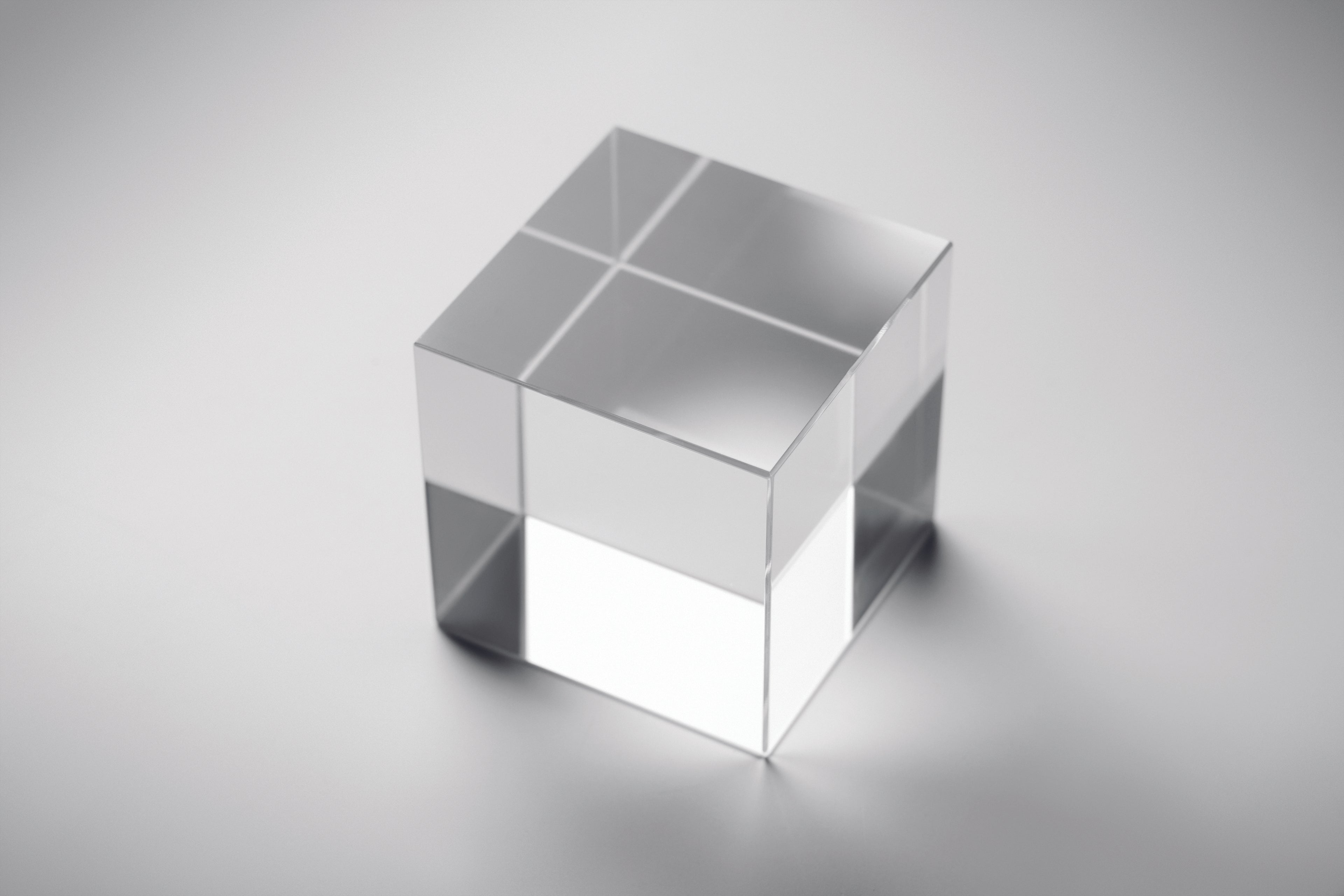 Trofeu cub din sticlă