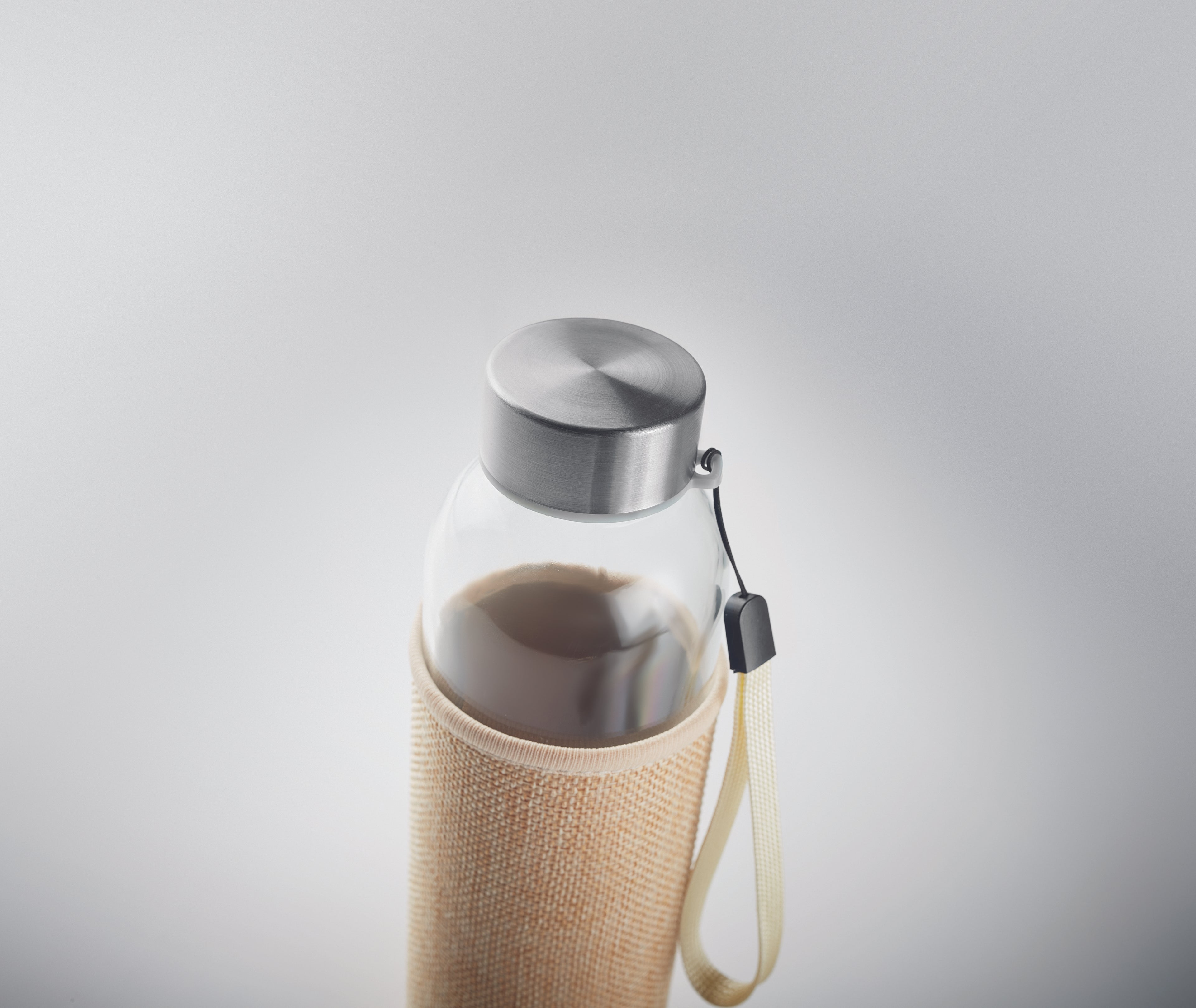 Recipient din sticlă în husă