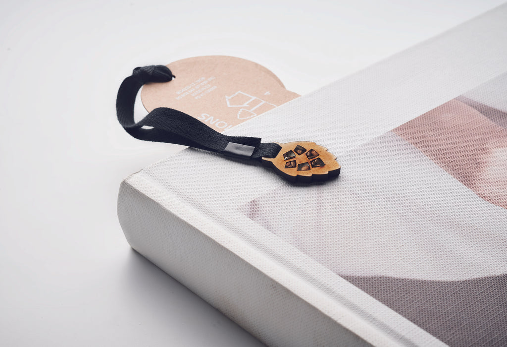 Semn de carte cu semințe pin