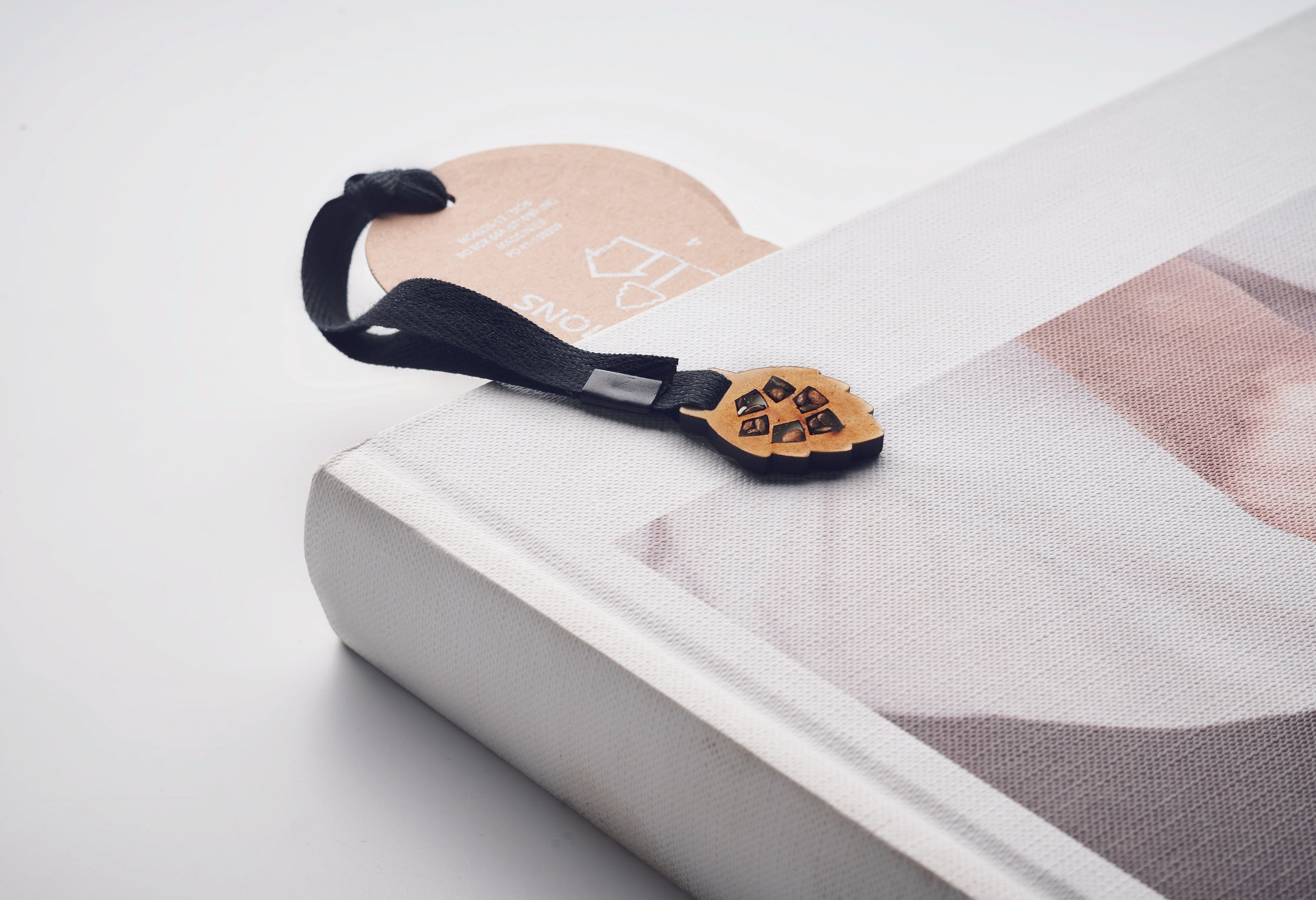 Semn de carte cu semințe pin