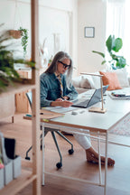 Lampă și încărcător de birou