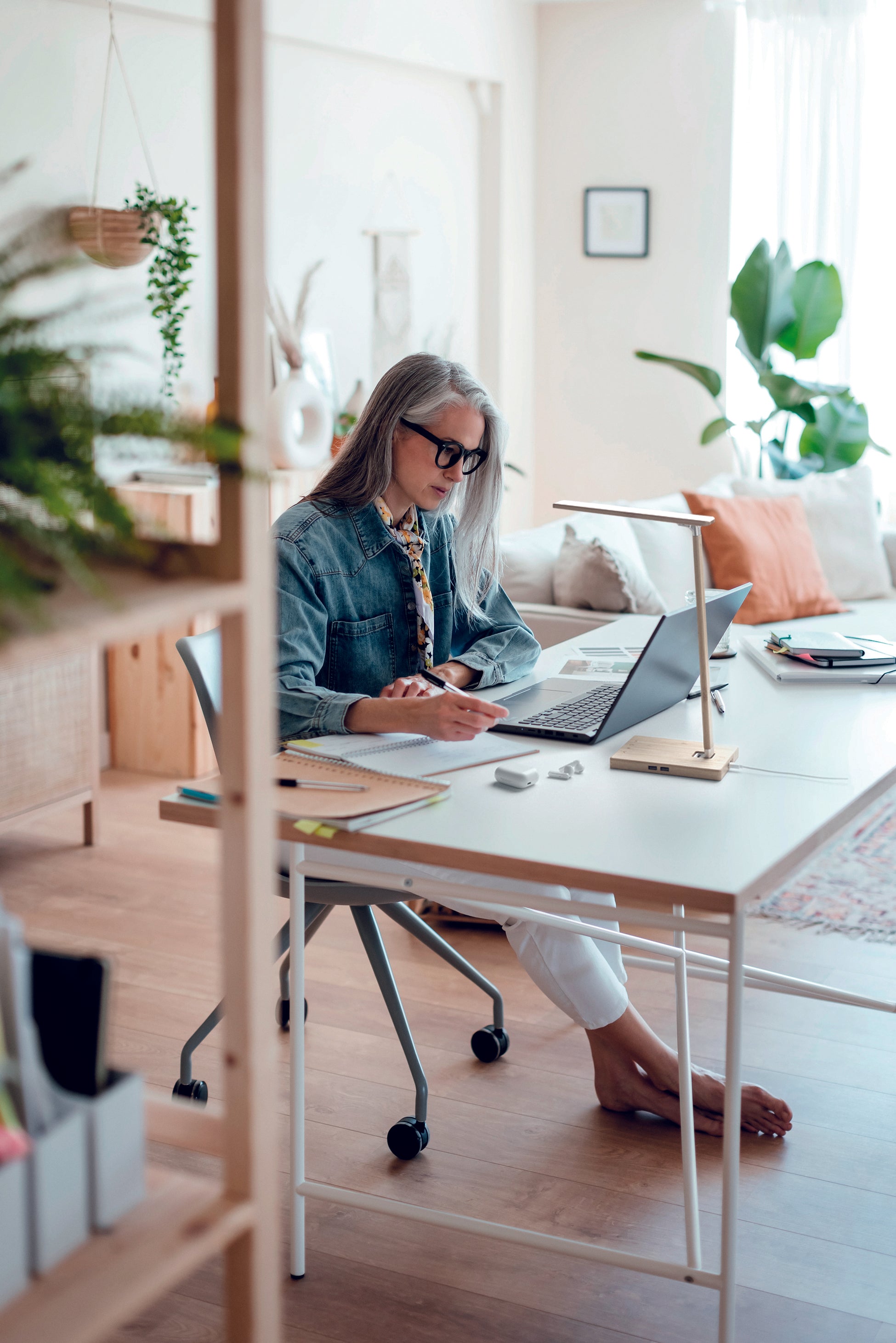 Lampă și încărcător de birou