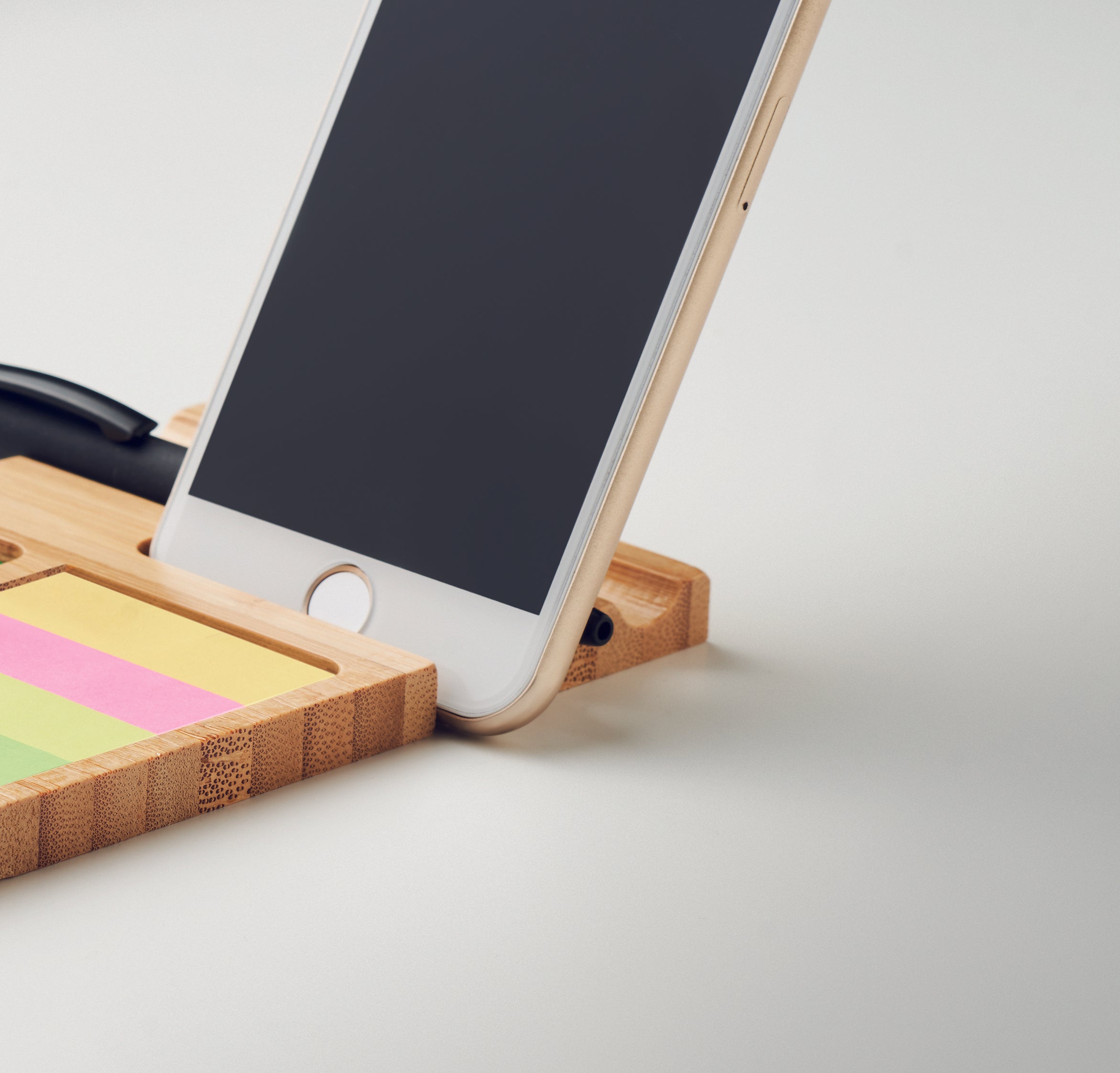 Suport telefon din bambus